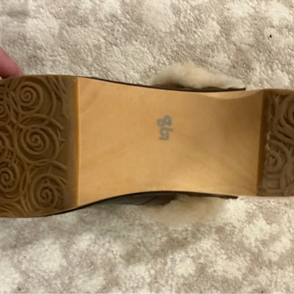 UGG Tan Sheepskin clogs - Picture 2 of 5